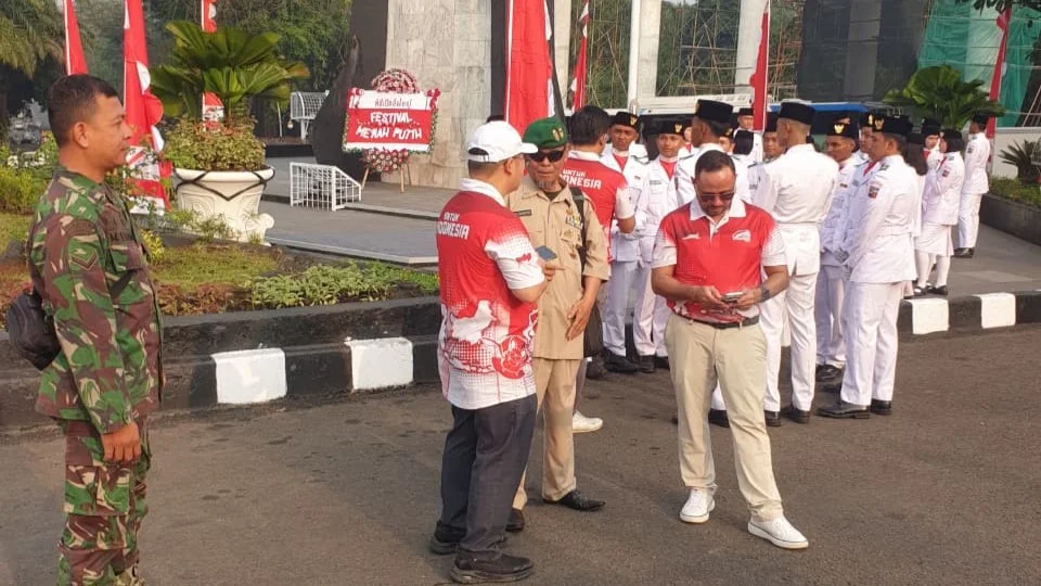 Babinsa Koramil 06-01/Bogor Tengah Tanamkan Nasionalisme dan Karakter Generasi Muda Melalui Festival Merah Putih serta Kerja Bakti