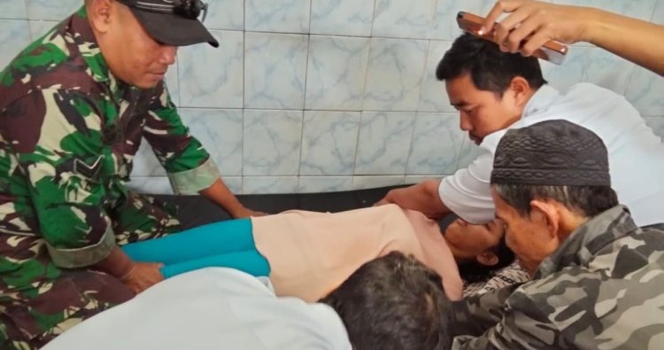 Babinsa Koramil 1902/Plered Bantu Penanganan Warga ODGJ di Desa Sukamukti