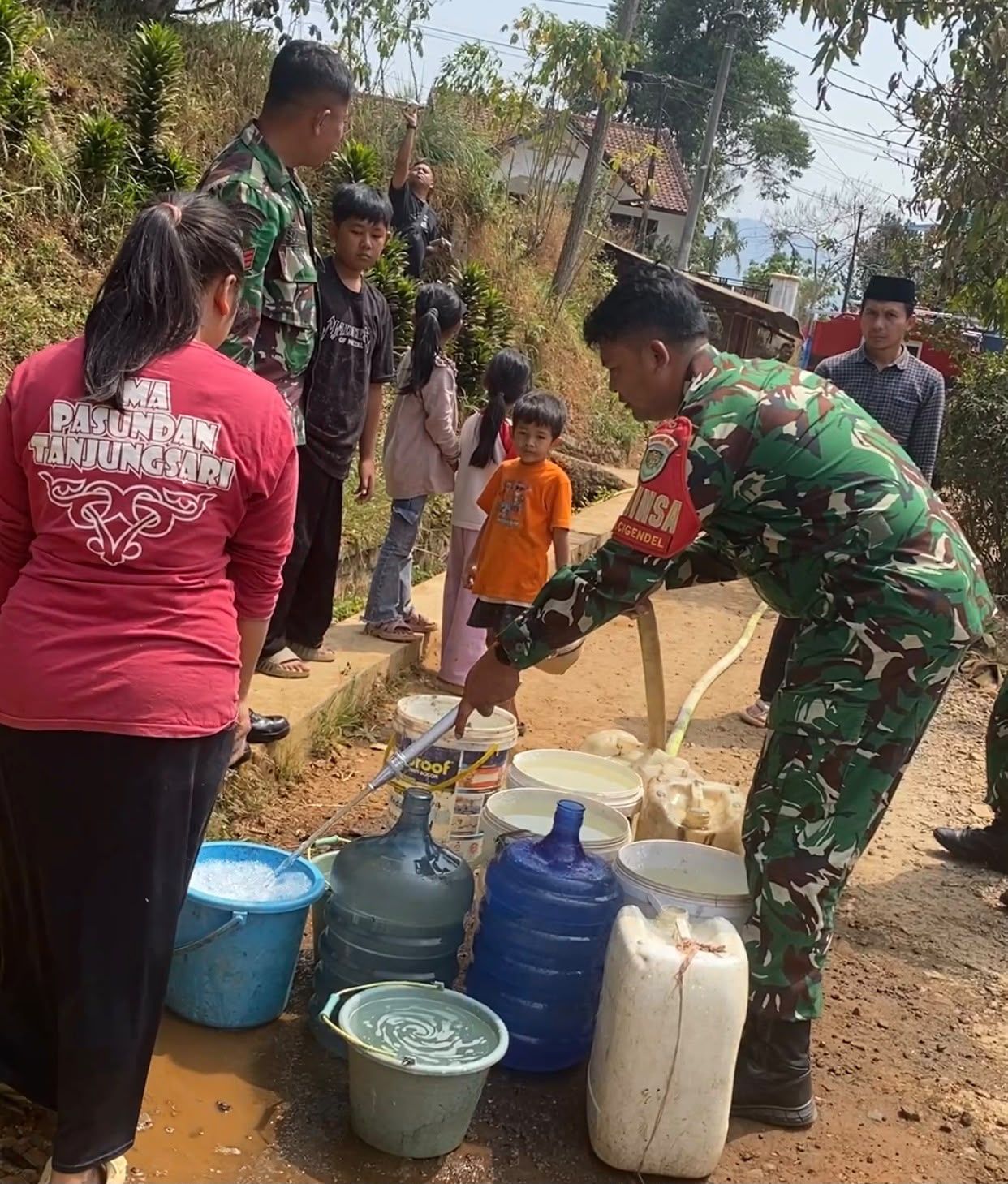 Kodim 0610/Sumedang Salurkan Air Bersih untuk Warga