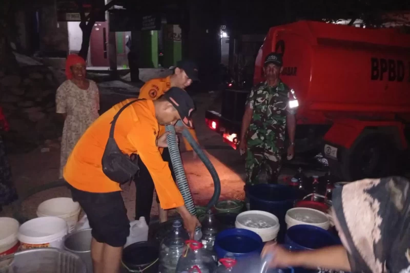 Setiap Kemarau Warga Menunggu Tangki Air, Sampai Kapan?