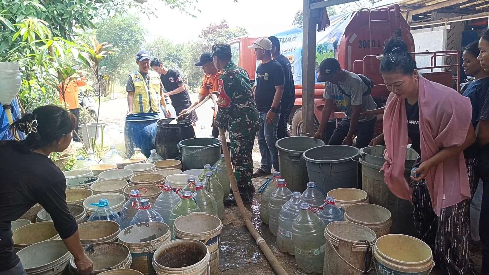 Kepedulian Pada Warga Terdampak Kekeringan, Babinsa Koramil 0411/Telukjambe Distribusikan Air Bersih