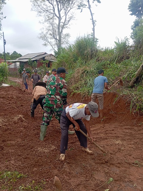 Babinsa Gunung Keramat Bersama Warga Laksanakan Kegiatan Bakti di Wilayah Desa Binaan