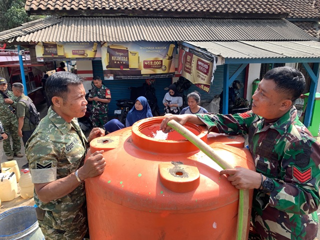 Tanggap Dampak Kemarau, Kodim 0610/Sumedang Salurkan Ribuan Liter Air Bersih untuk Warga Pamulihan