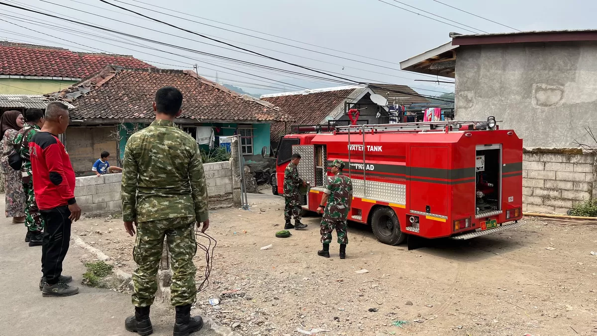 Kodim 0622/Kabupaten Sukabumi Salurkan Bantuan Air Bersih untuk Warga Terdampak Kekeringan di Desa Cikadu