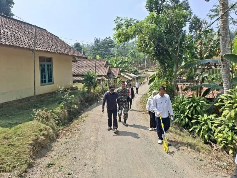 Babinsa Koramil 2208/Nyalindung Dampingi Monitoring Dan Evaluasi Pembangunan Jalan Di Desa Kertaangsana