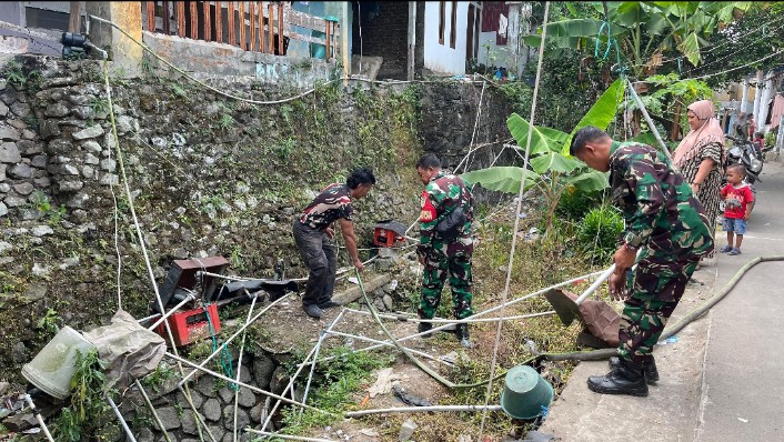 Atasi Kekeringan, Kodim 0622/Sukabumi Salurkan Air Bersih ke Desa Loji