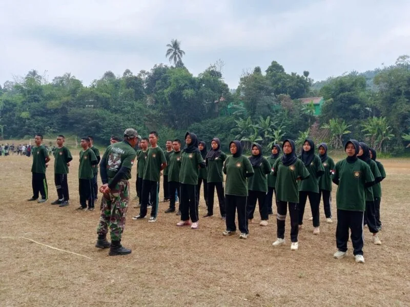 Babinsa Koramil 2204/Cikidang Latih Paskibraka Kecamatan Cikidang Untuk Tingkatkan Disiplin Dan Semangat Kebangsaan