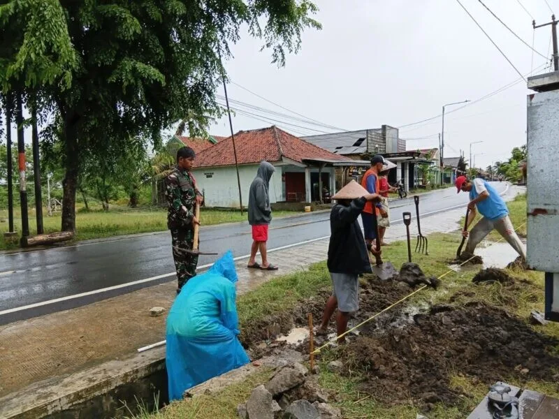 Babinsa Koramil 2212/Tegalbuleud Bersama Warga Laksanakan Karya Bhakti Pembenahan Saluran Air Di Desa Buniasih