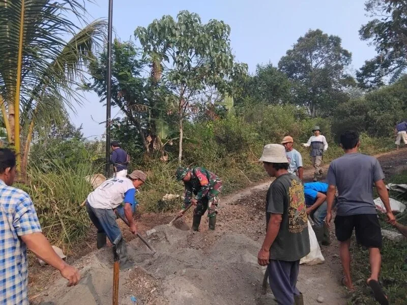 Babinsa Koramil 2208/Nyalindung Gotong Royong Bersama Warga Perbaiki Jalan Desa Di Gegerbitung
