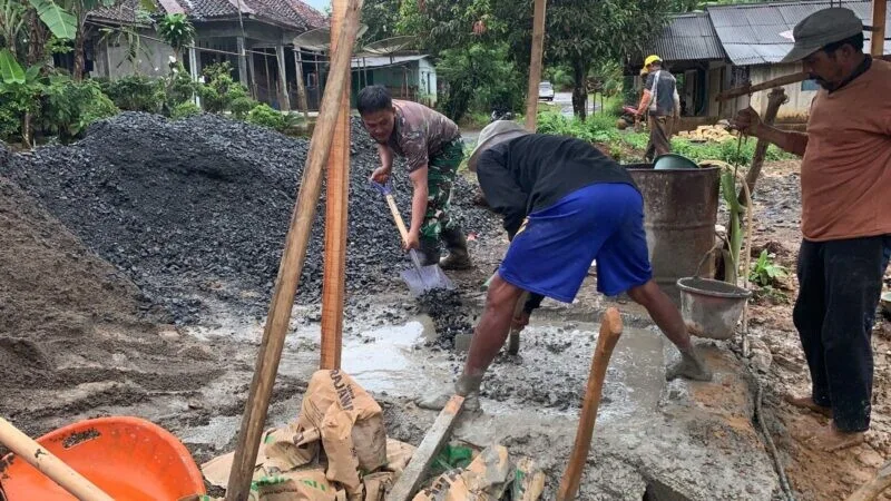 Babinsa Koramil 2212/Tegalbuleud Bersama Warga Gotong Royong Bangun Jembatan Gantung Perintis Di Desa Nangela