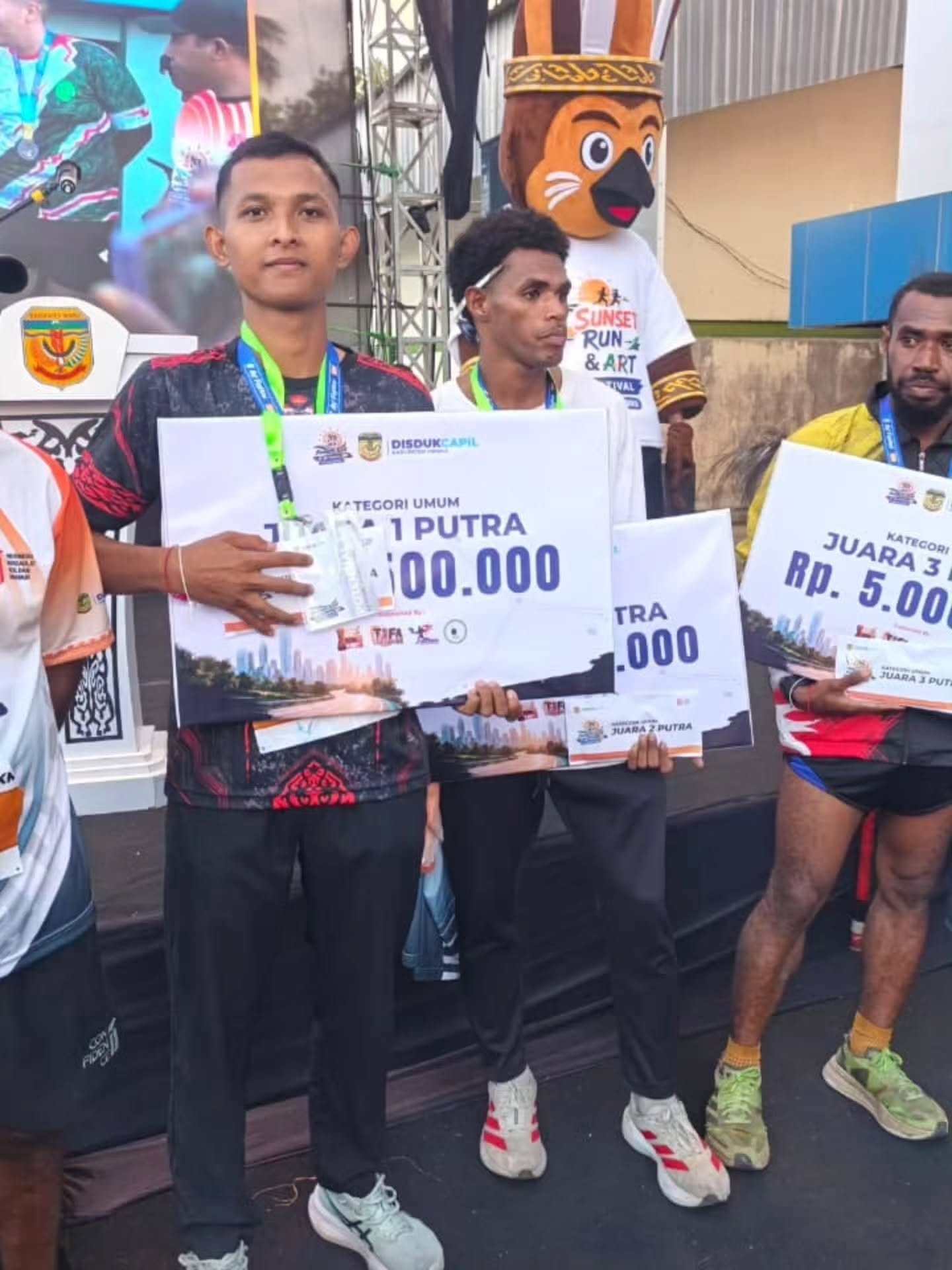 Pratu Supratmma Juarai DUKCAPIL Run 5K, Harumkan Nama Yonif Raider 754/ENK