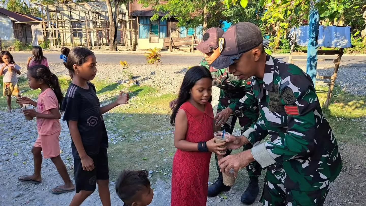 Berbagi Bubur, Wujud Kepedulian Yonarmed 12 Kostrad kepada Masyarakat Perbatasan