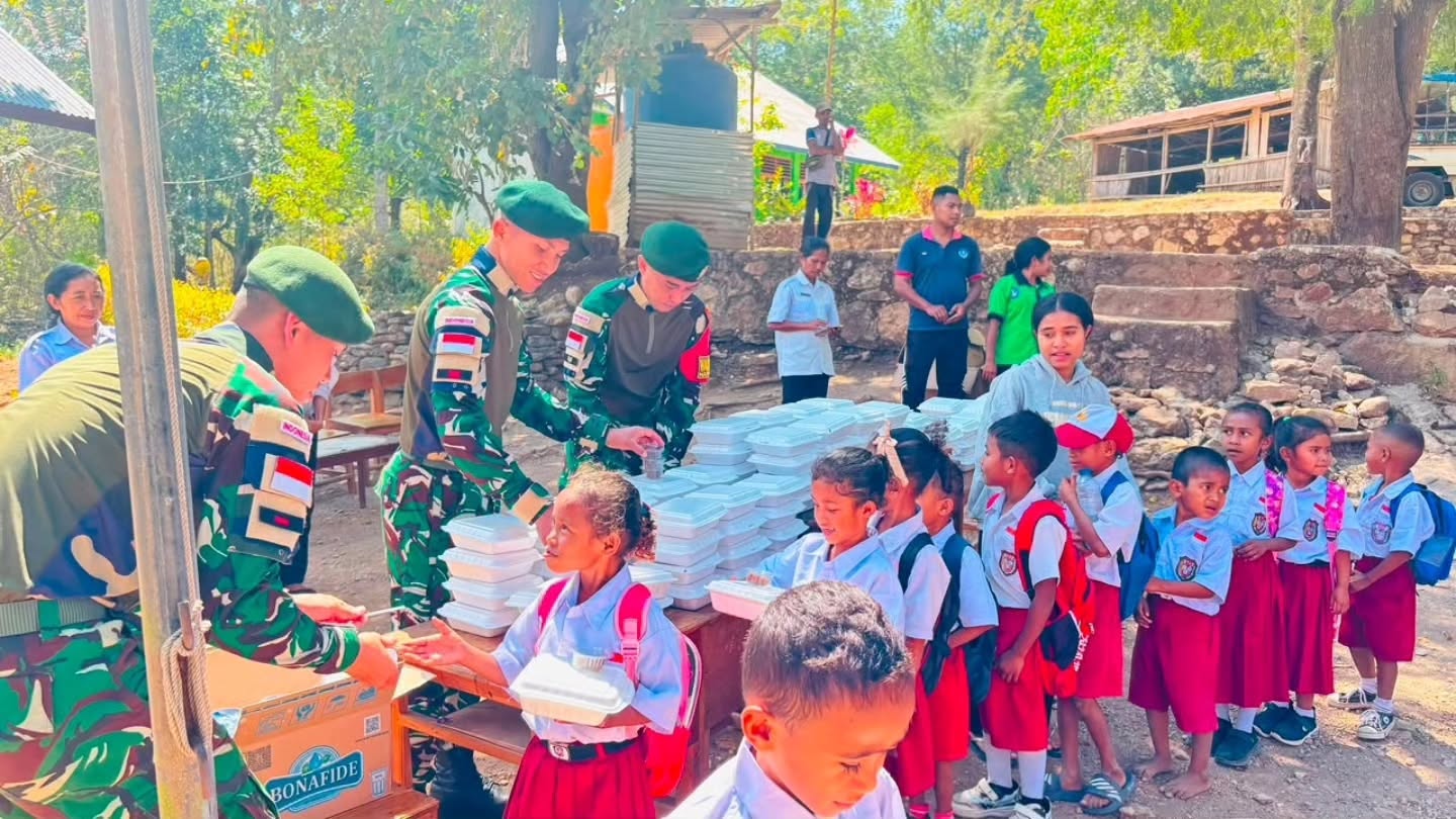 Wujud Syukur HUT Ke-70 Yonarhanud 2 Kostrad, Satgas Pamtas Berbagi dalam Program Jumat Berkah