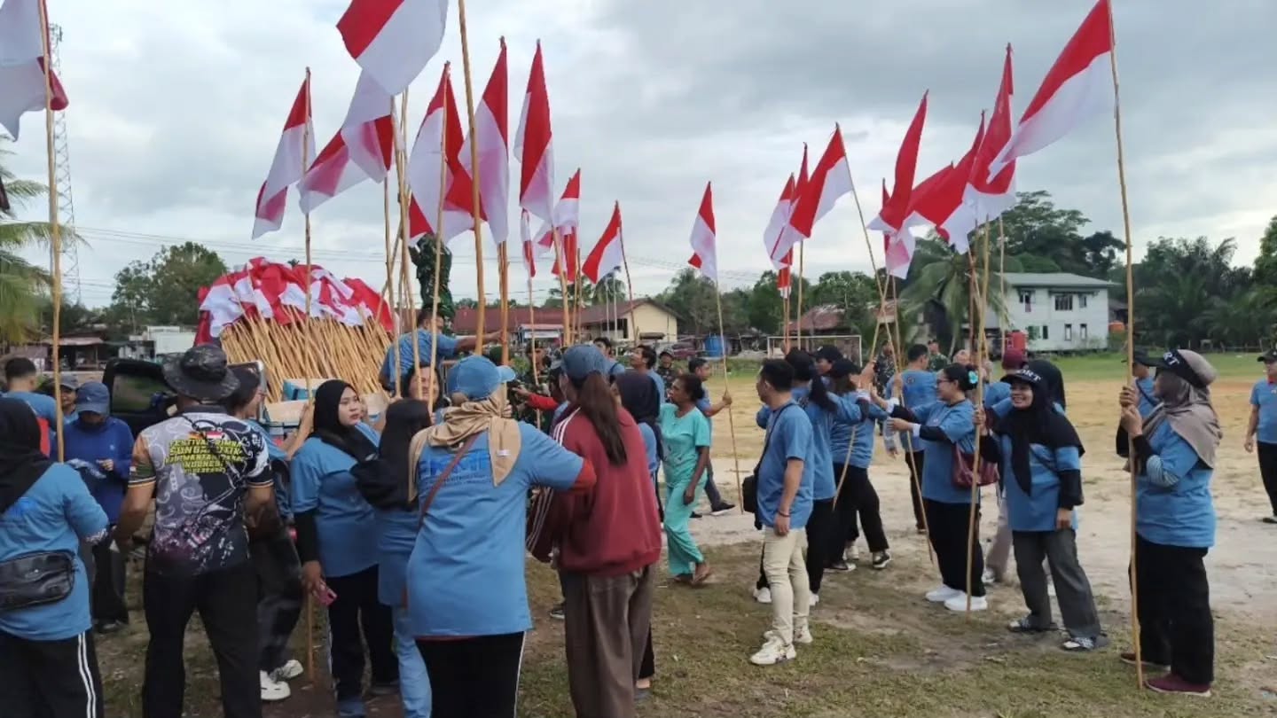 Satgas Yonarmed 13 Kibarkan Merah Putih Sepanjang 4 Kilometer di Perbatasan Sambut HUT Ke-81 Kemerdekaan RI