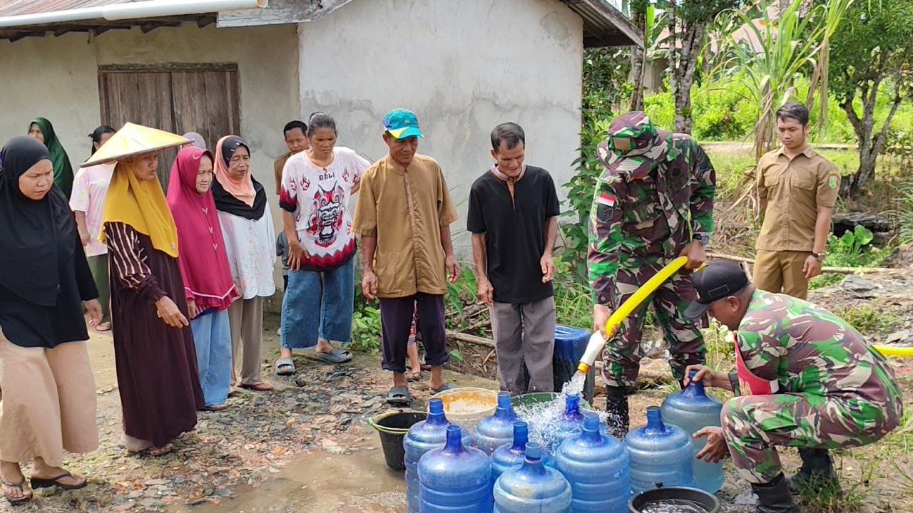 Atasi Dampak Kekeringan, Kodam XII/Tpr Salurkan Bantuan Air Bersih Masif di Kalbar