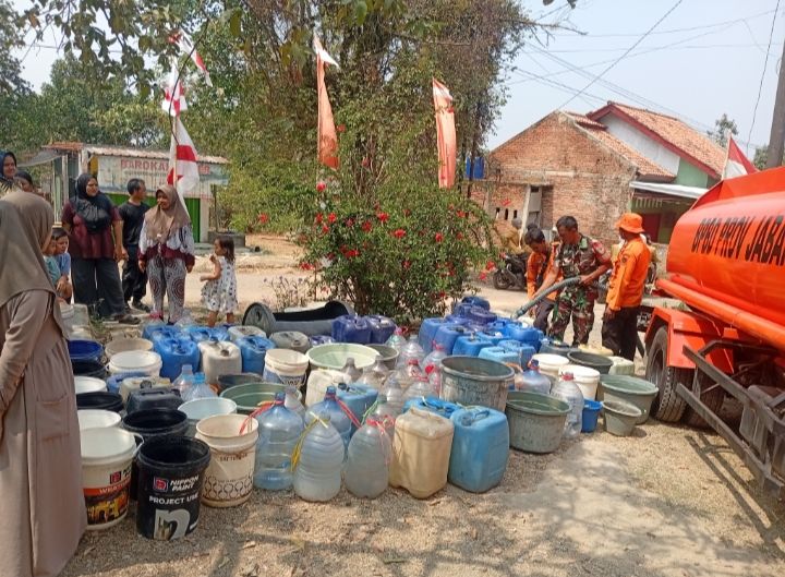 Babinsa Koramil 1902/Plered Bersama BPBD dan Aparat Desa Salurkan Air Bersih untuk Warga Batutumpang