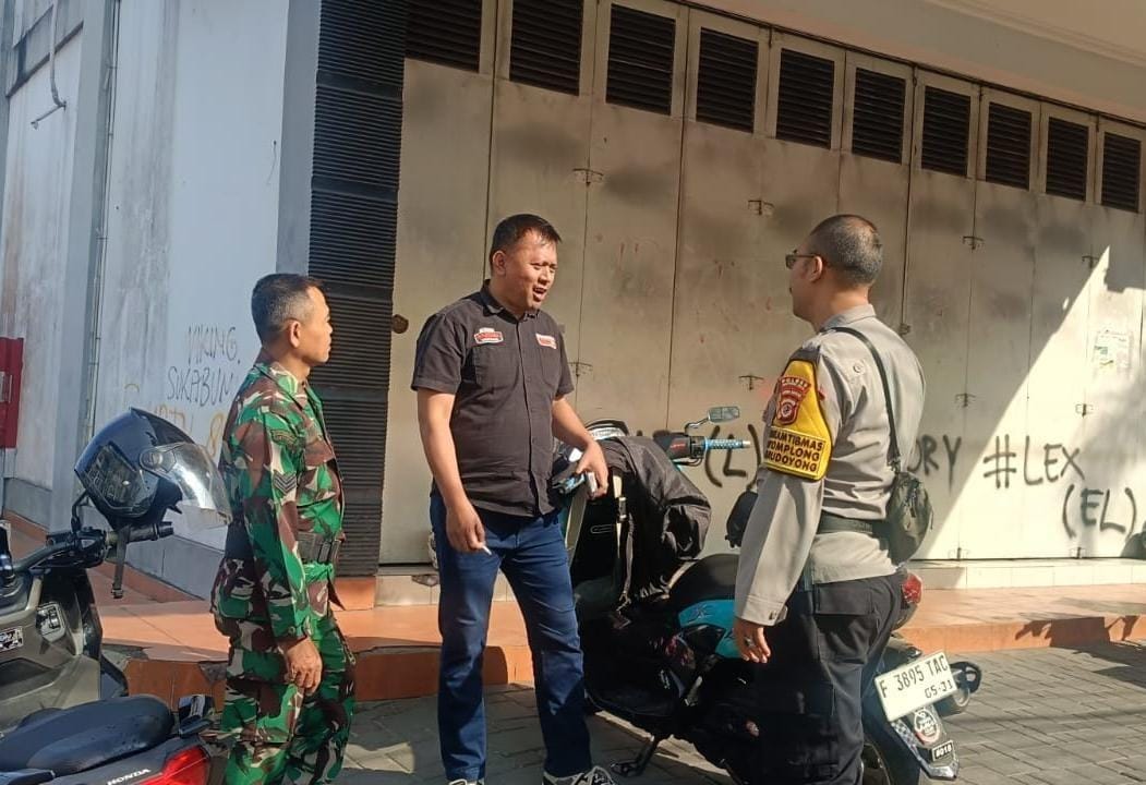 Babinsa Nyomplong dan Bhabinkamtibmas Perkuat Sinergi Kamtibmas Lewat Komsos