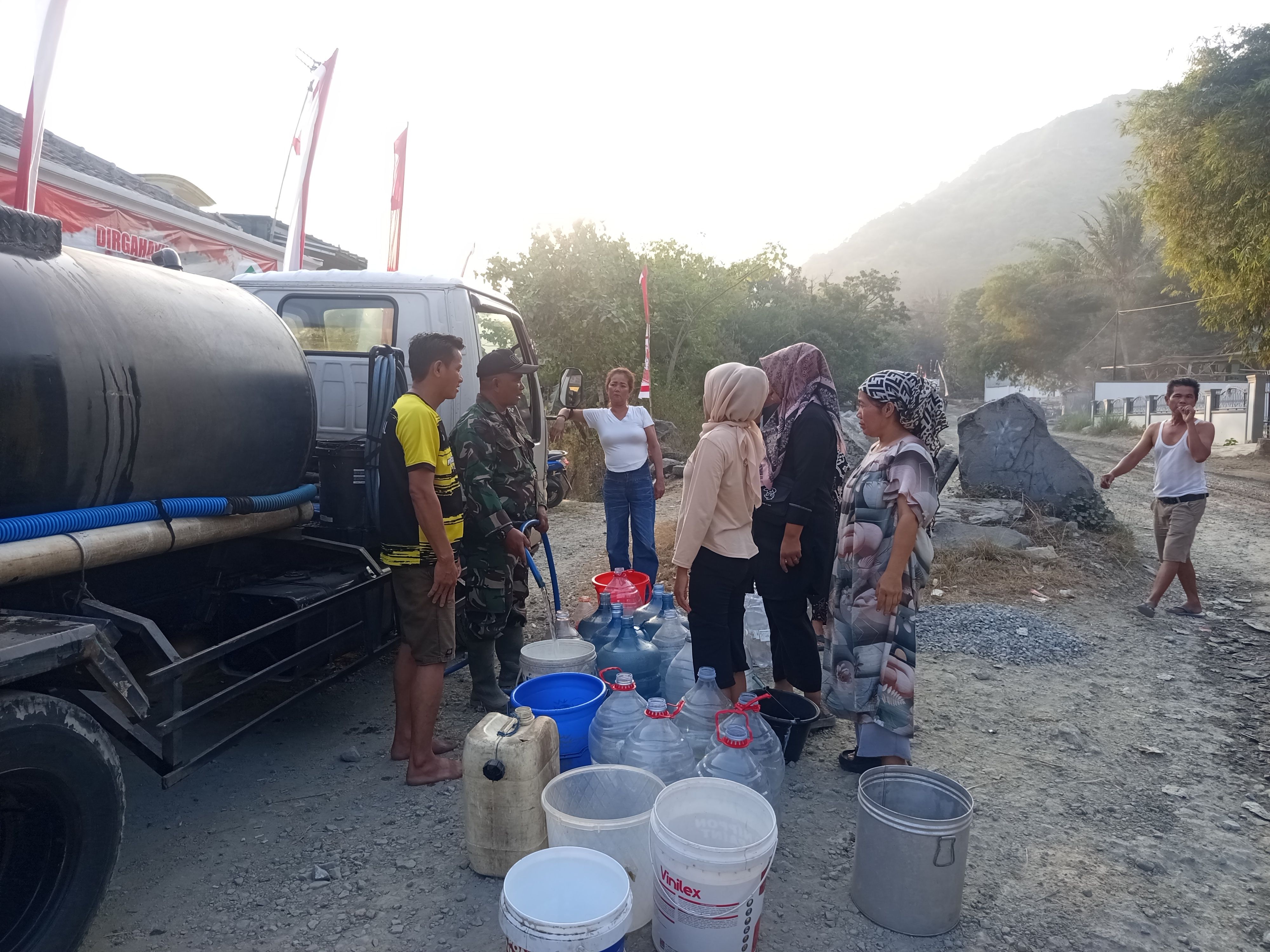 Babinsa Koramil 1902/Plered Bersama Warga Laksanakan Pendampingan Pembagian Air Bersih di Desa Linggarsari