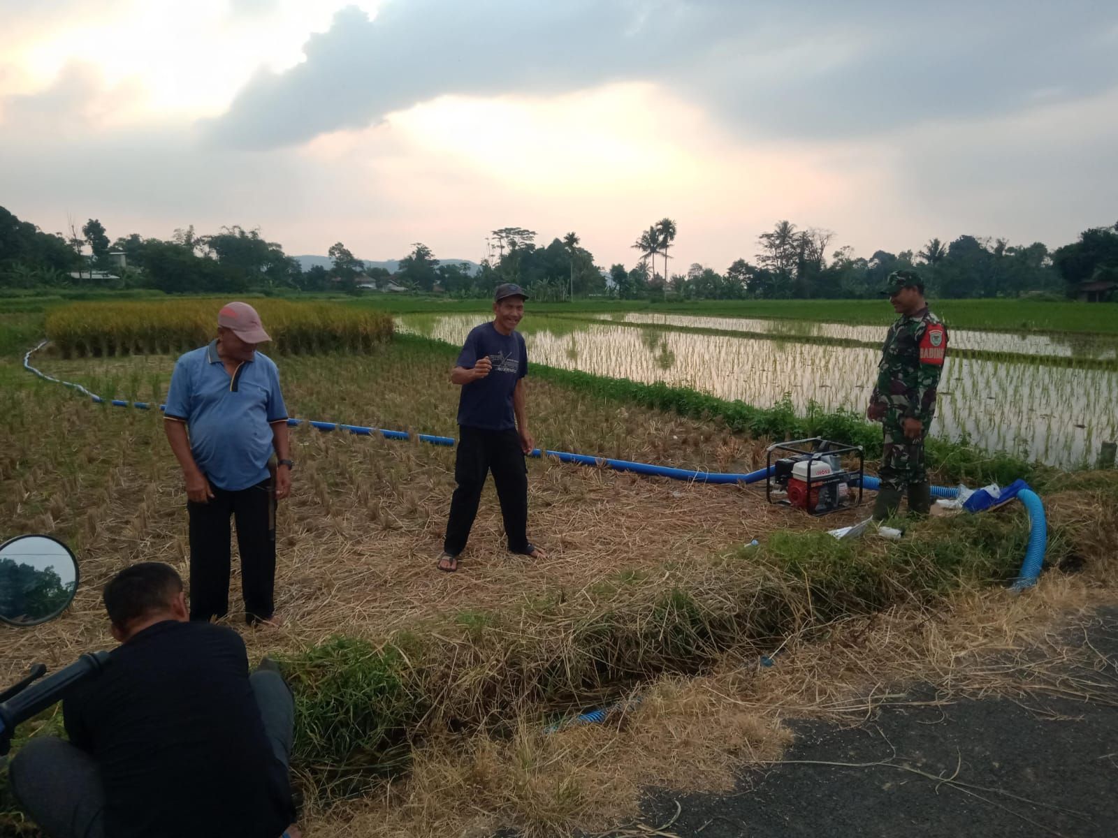 Babinsa Dayeuhkolot Dampingi Kelompok Tani Optimalkan Pengairan Sawah Demi Produktivitas Pertanian