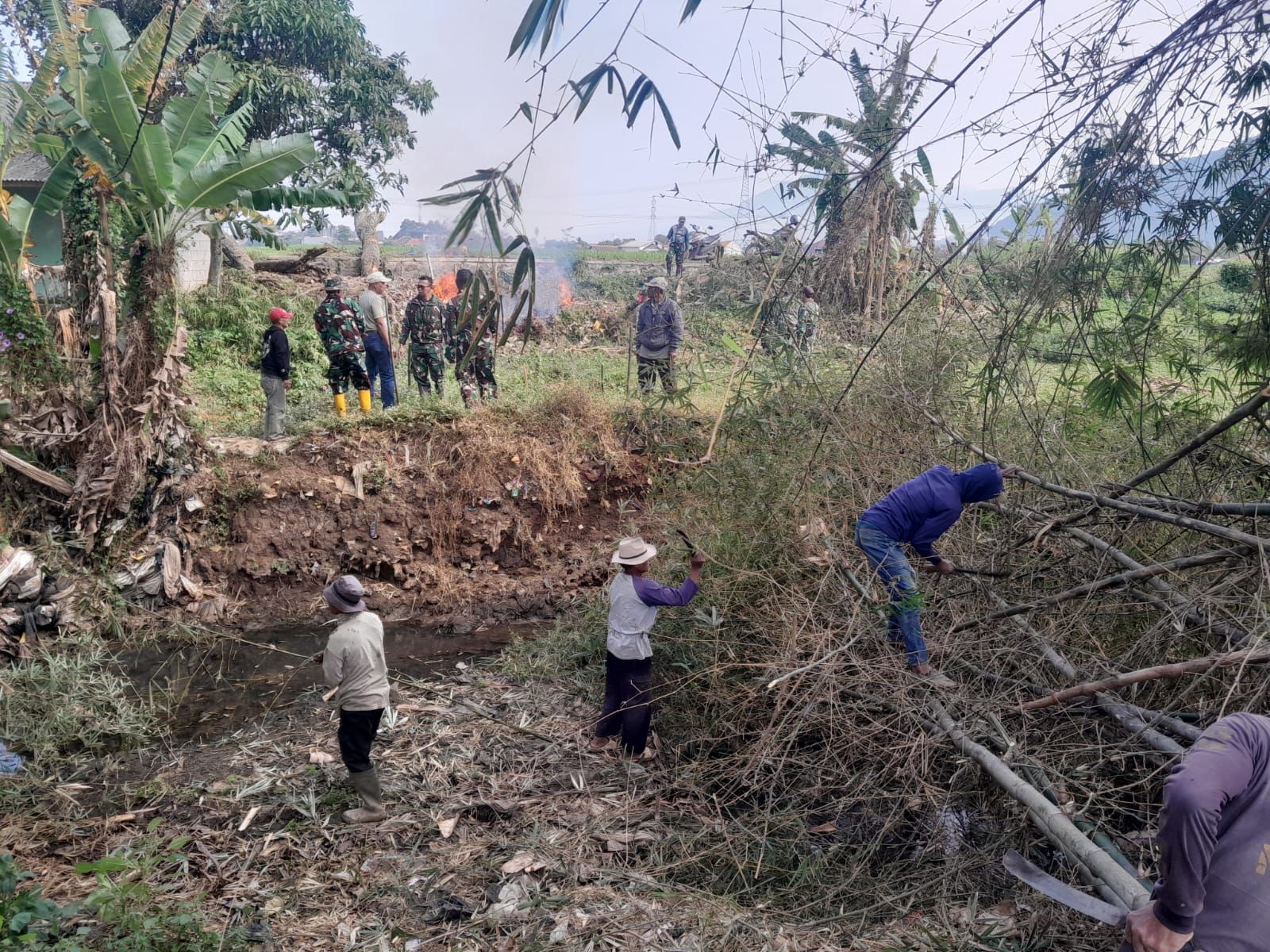 Aksi Nyata Gotong Royong Bangun Jembatan Beton Garuda Tahap VI, Koramil 2402/Cicalengka Dukung Akses Pertanian dan Perekonomian Warga