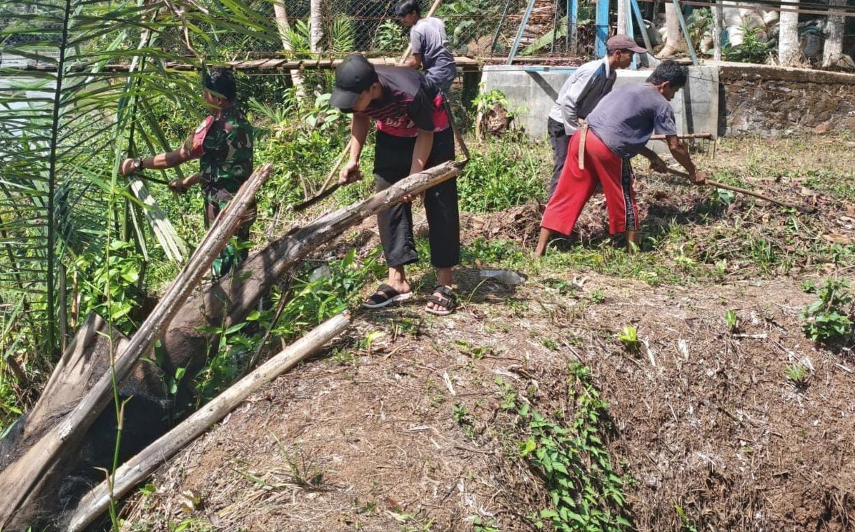Kerja Bakti TNI dan Warga Bersihkan Saluran Irigasi Cileuer, Perkuat Gotong Royong di Desa Kertabumi