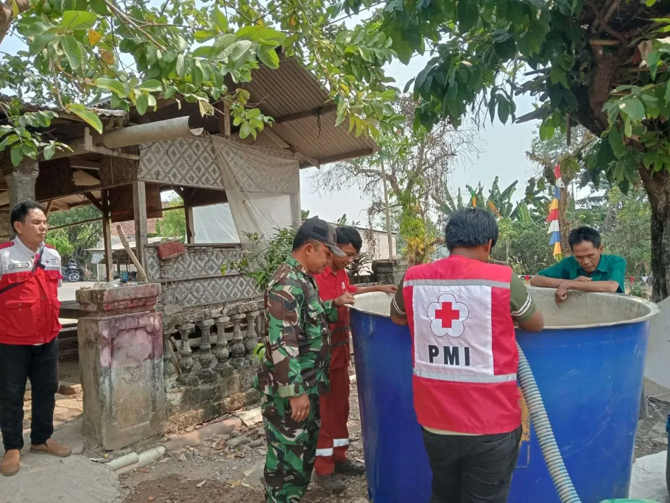 Babinsa Turun Langsung Awasi Distribusi Air Bersih, Ribuan Liter Disalurkan untuk Warga Tegalwaru