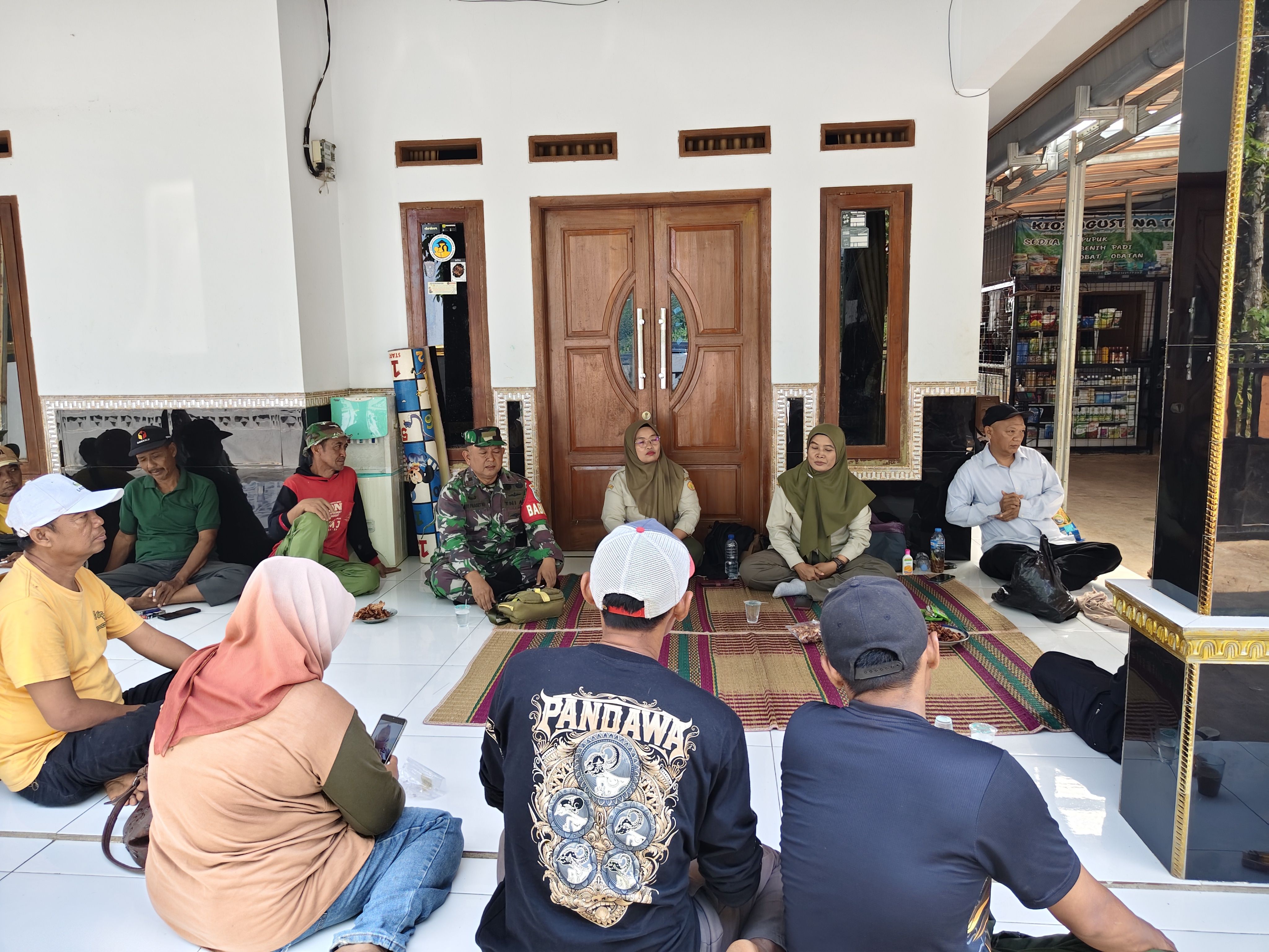 Babinsa Desa Cisaga bersama UPTD Pengelola Pertanian, POPT dan BPP Kecamatan Cibogo Melaksankan Sosialisasi Hama Sawah
