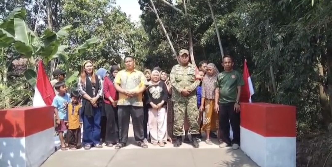 Babinsa Koramil 0506/Ciasem Bersama Pemerintah Desa dan Warga Ciasem Tengah Sampaikan Terima Kasih kepada Presiden RI atas Bantuan Pembangunan Jembatan Aramco