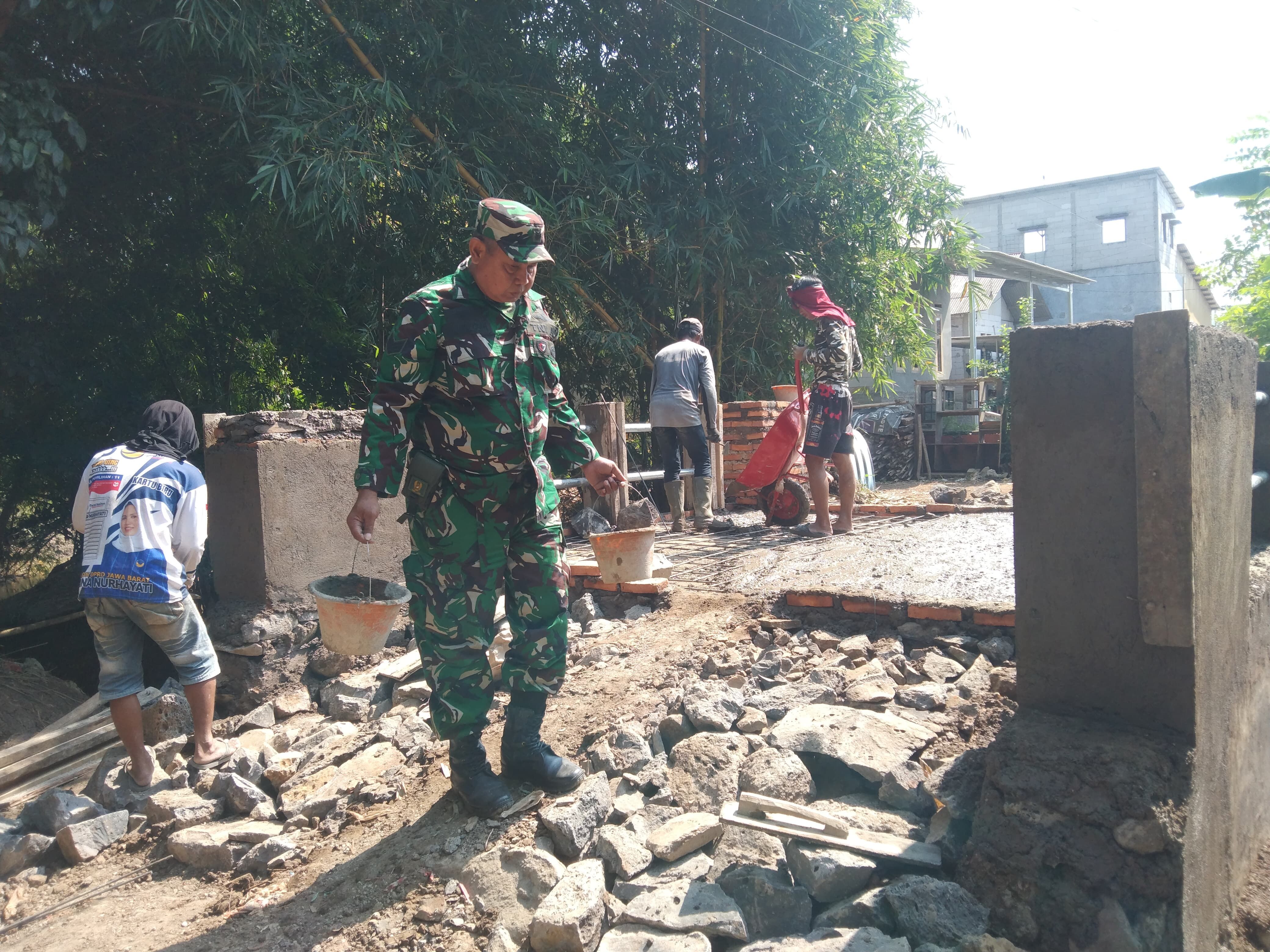 Babinsa Koramil 0506/Ciasem Laksanakan Monitoring dan Pengawasan Pembangunan Jembatan Aramco di Desa Ciasem Tengah