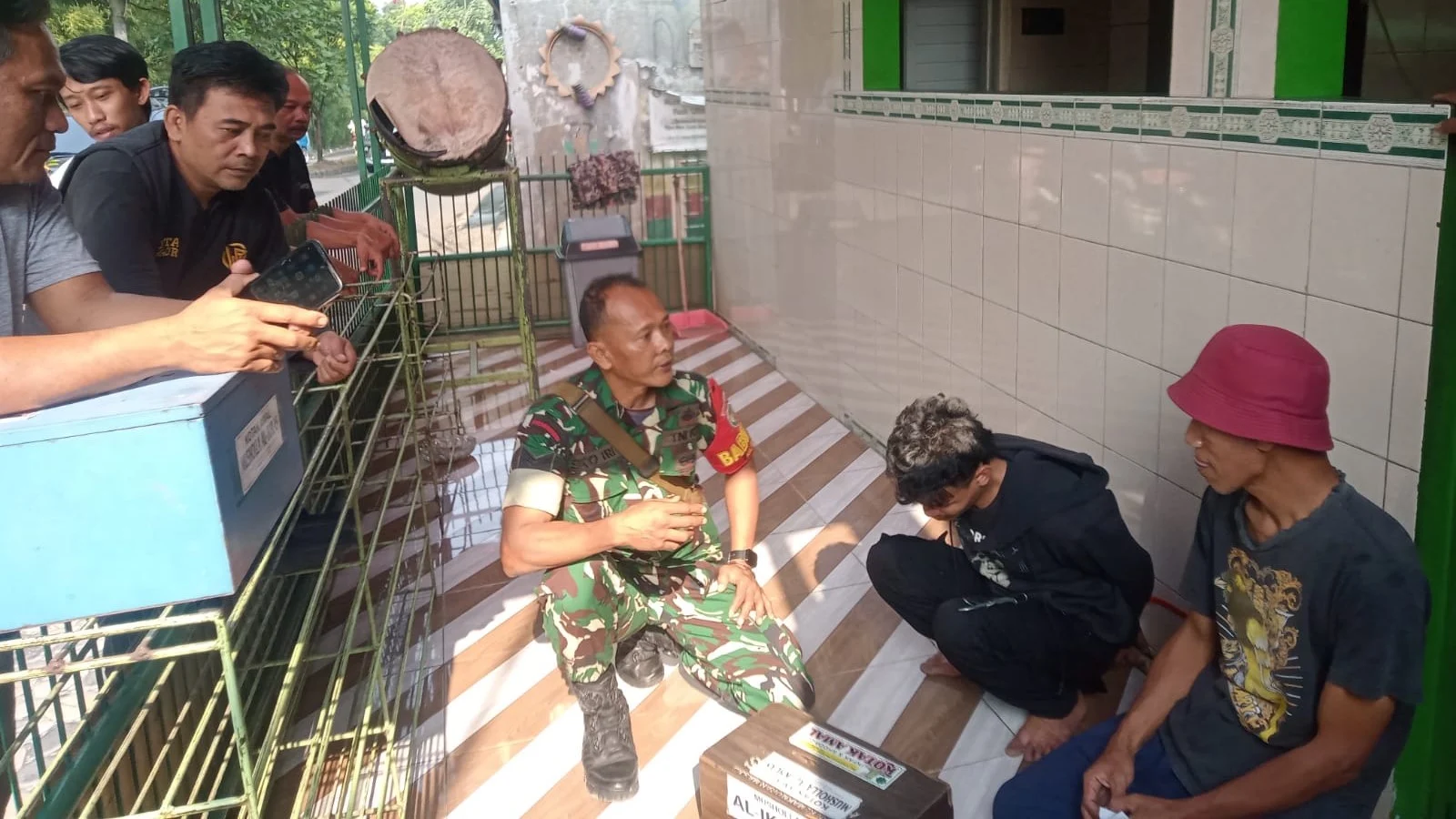 Babinsa Koramil 06-02/Bogor Selatan Tingkatkan Respons Keamanan Wilayah melalui Pengamanan Kasus Pencurian, Komsos, dan Penanganan Dugaan Tawuran