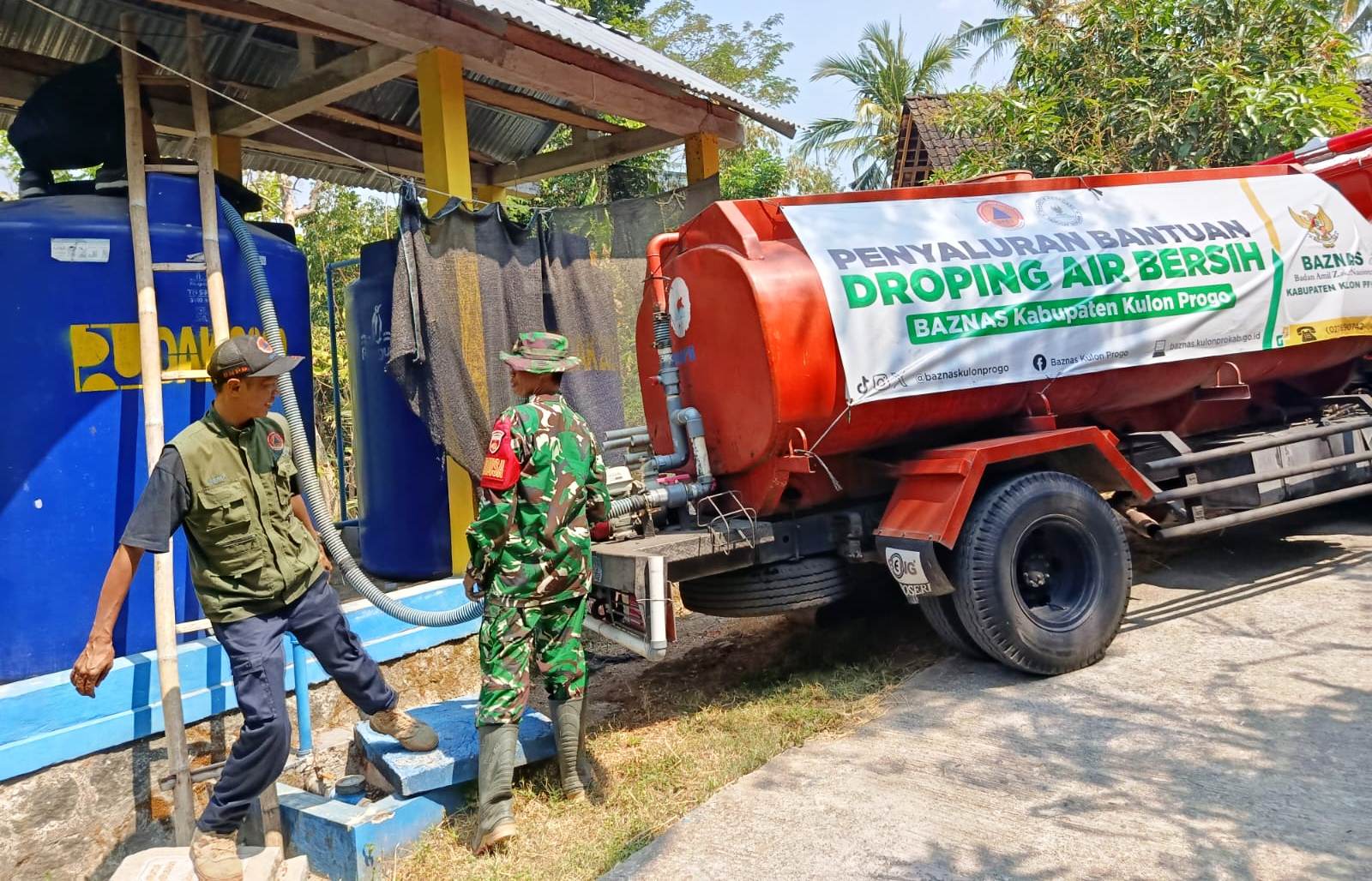 Babinsa Pendoworejo Pendampingan Dropping Air Bersih Bagi Warga