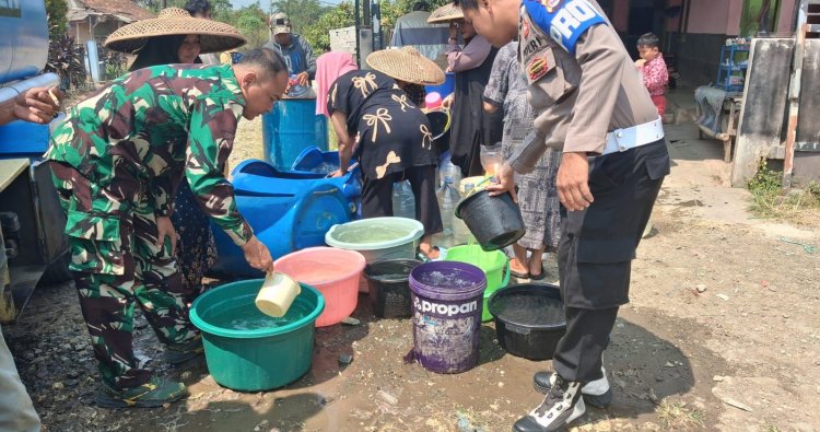 Babinsa Koramil 0304/Sajira Dampingi Penyaluran Bantuan Air Bersih bagi Warga Desa Sukajaya