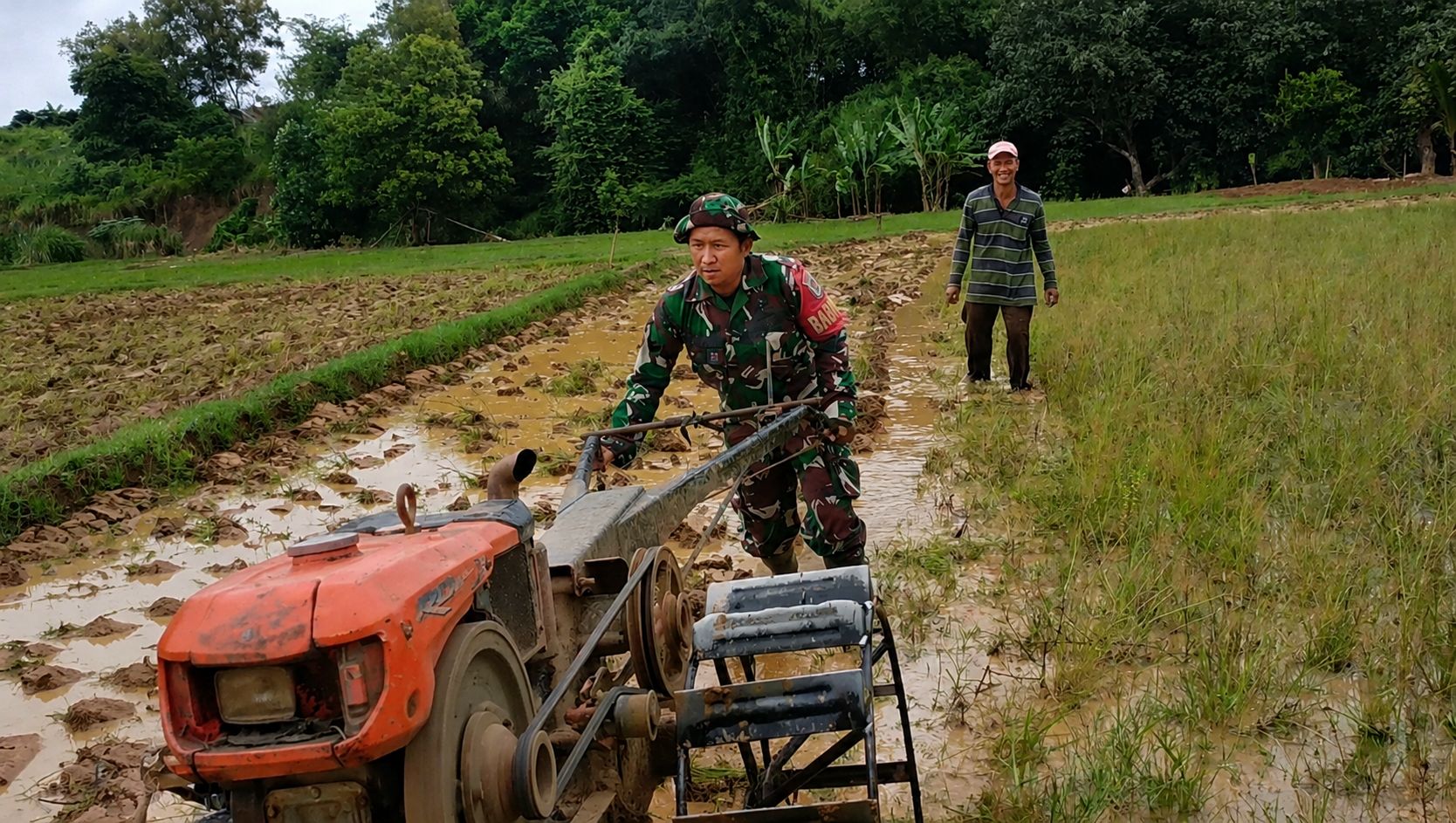 Babinsa Desa Babakancikao Dampingi Petani Perkuat Ketahanan Pangan di Kp Tabrik