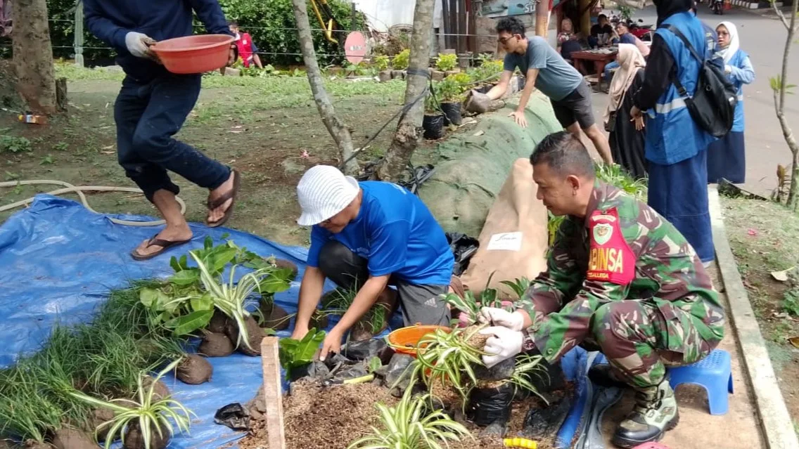 Babinsa Koramil 06-01/Bogor Tengah Laksanakan Karya Bakti Penghijauan Dukung Program Pelestarian Lingkungan