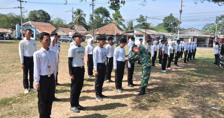 Babinsa Koramil 0304/Sajira Latih Paskibraka Tingkat Kecamatan Sajira
