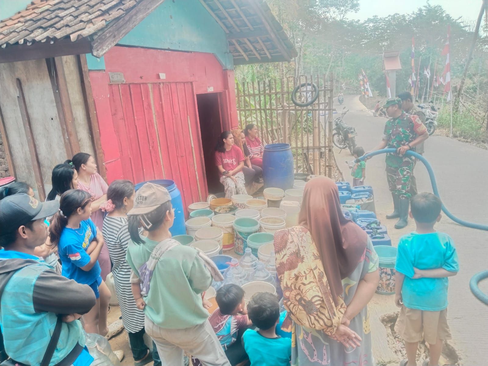 Babinsa Desa Nagrak Salurkan Air Bersih untuk Warga Kampung Talun