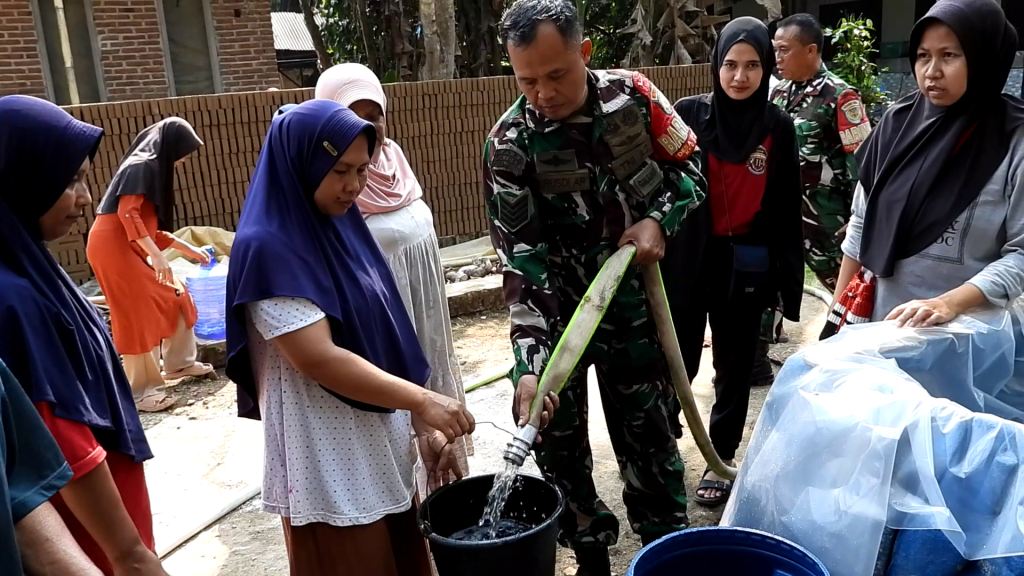 Rakyat Kesulitan Air, Kodim 0613/Ciamis Turun Langsung Salurkan Bantuan ke Dusun Karangpucung