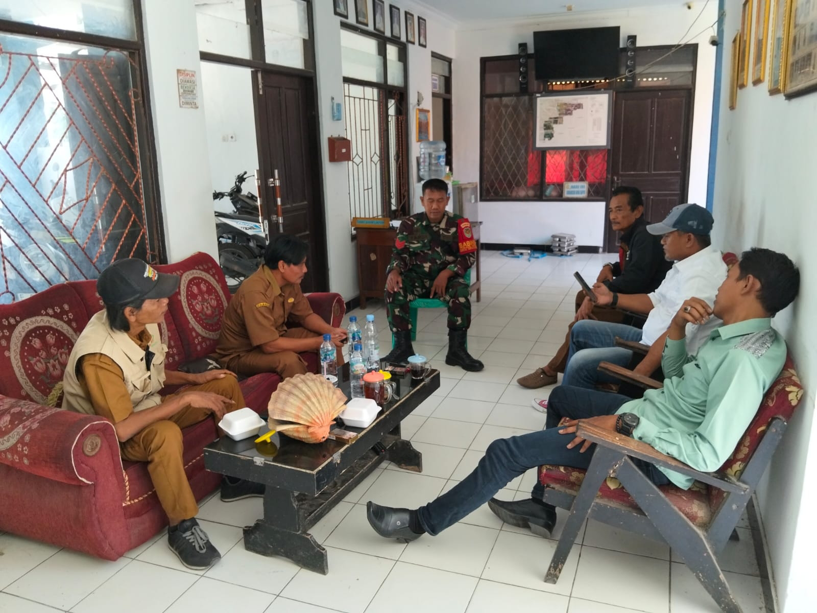 Sinergi Babinsa Koramil 1610/Krangkeng dan Pamong Desa Singakerta, Fokus Tingkatkan Pelayanan Publik dan Jaga Kondusifitas Wilayah