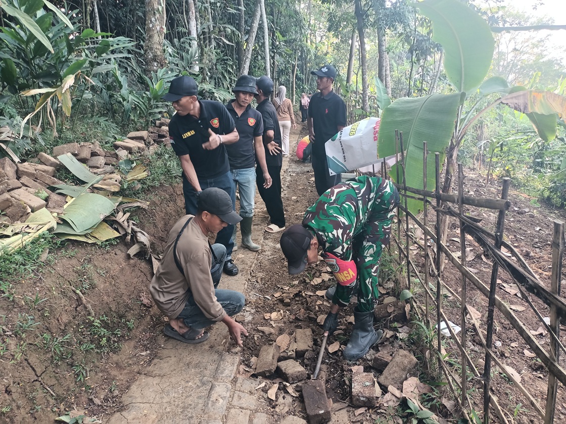 Babinsa Desa Liunggunung Bersama Warga Gelar Kerja Bakti Perbaiki Jalan Kampung