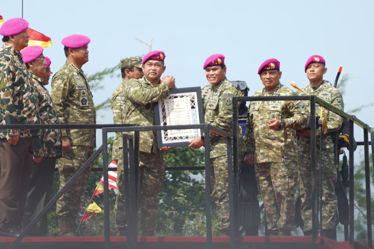 Kasad Dikukuhkan sebagai Warga Kehormatan Korps Marinir TNI AL