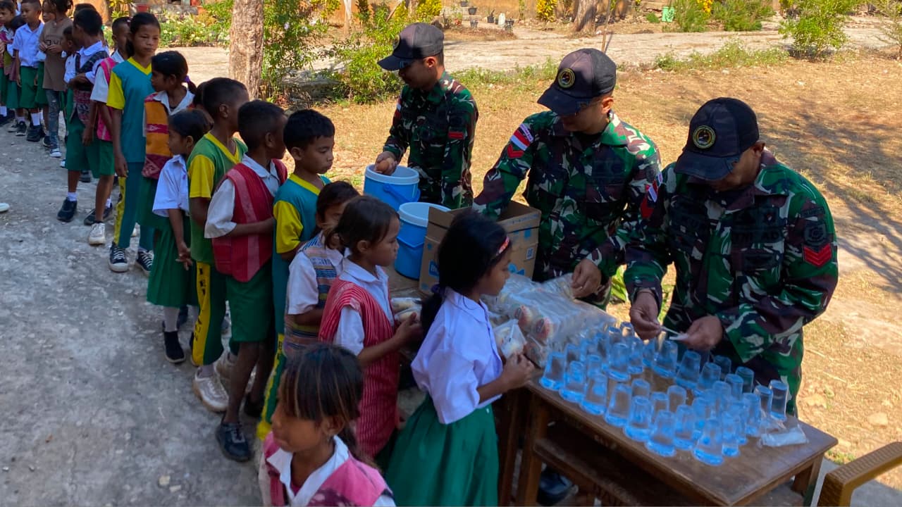 Yonarmed 12 Kostrad Dukung Gizi Anak Sekolah Melalui Aksi Peduli di SD Inpres Beitaus