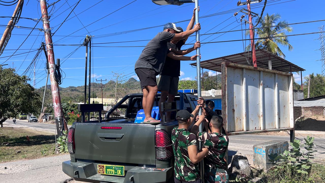 Yonarmed 12 Kostrad Terangi Akses Warga Lewat Pemasangan Lampu Solar Cell di Perbatasan