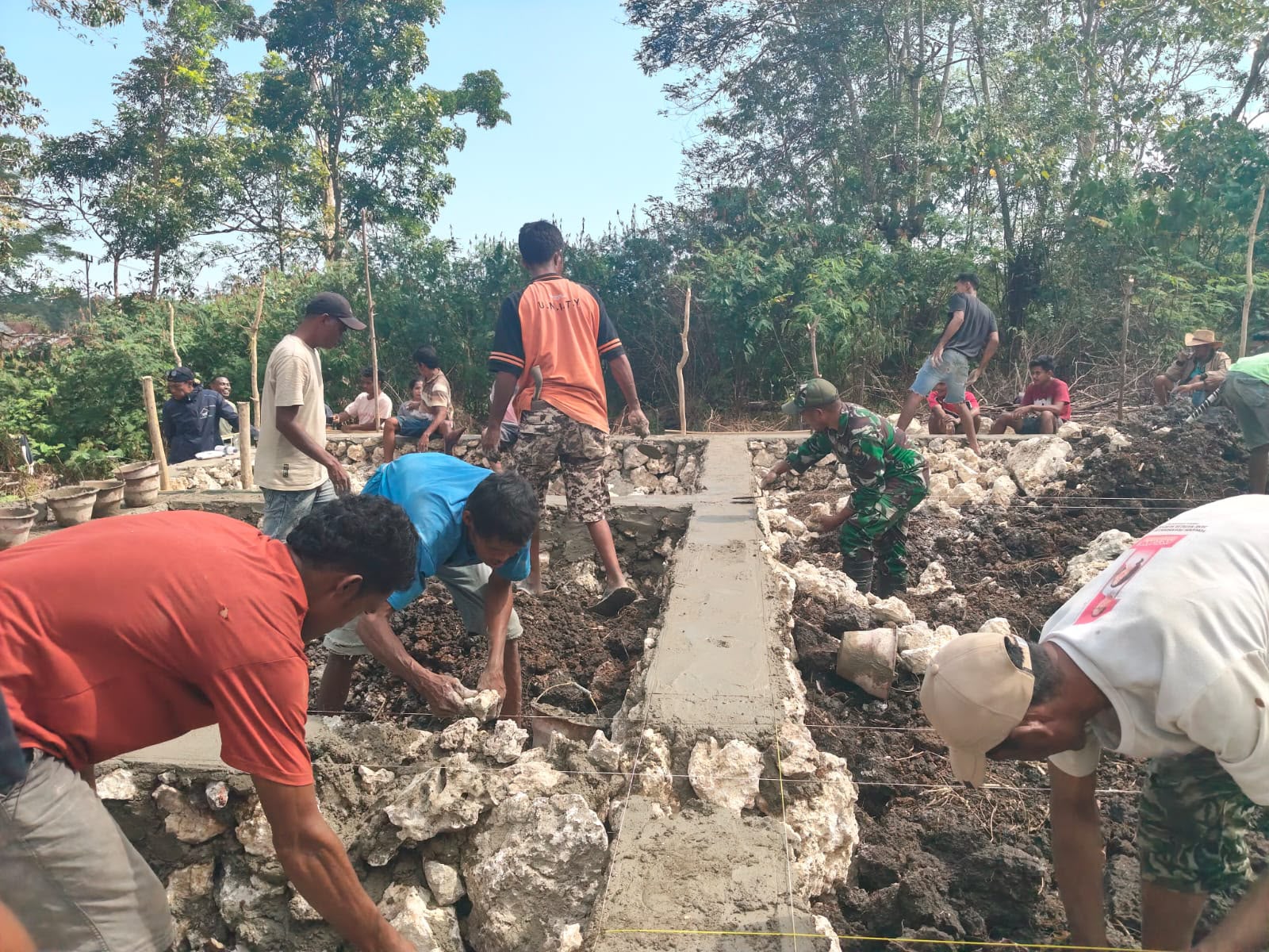 Ringankan Beban, Babinsa Bantu Warga Bangun Rumah di Desa Binaan
