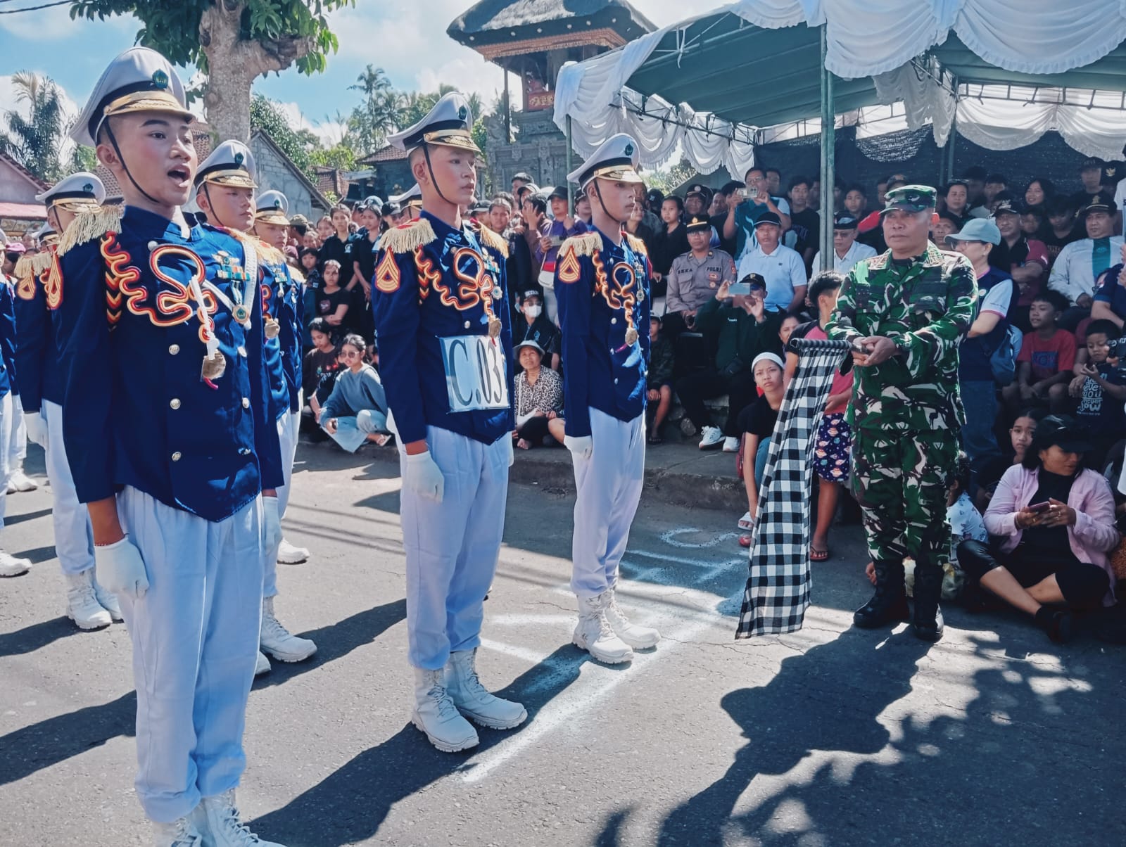 Sambut HUT kemerdekaan RI ke-81, Danramil 1623-02/Abang lepas peserta lomba gerak jalan.