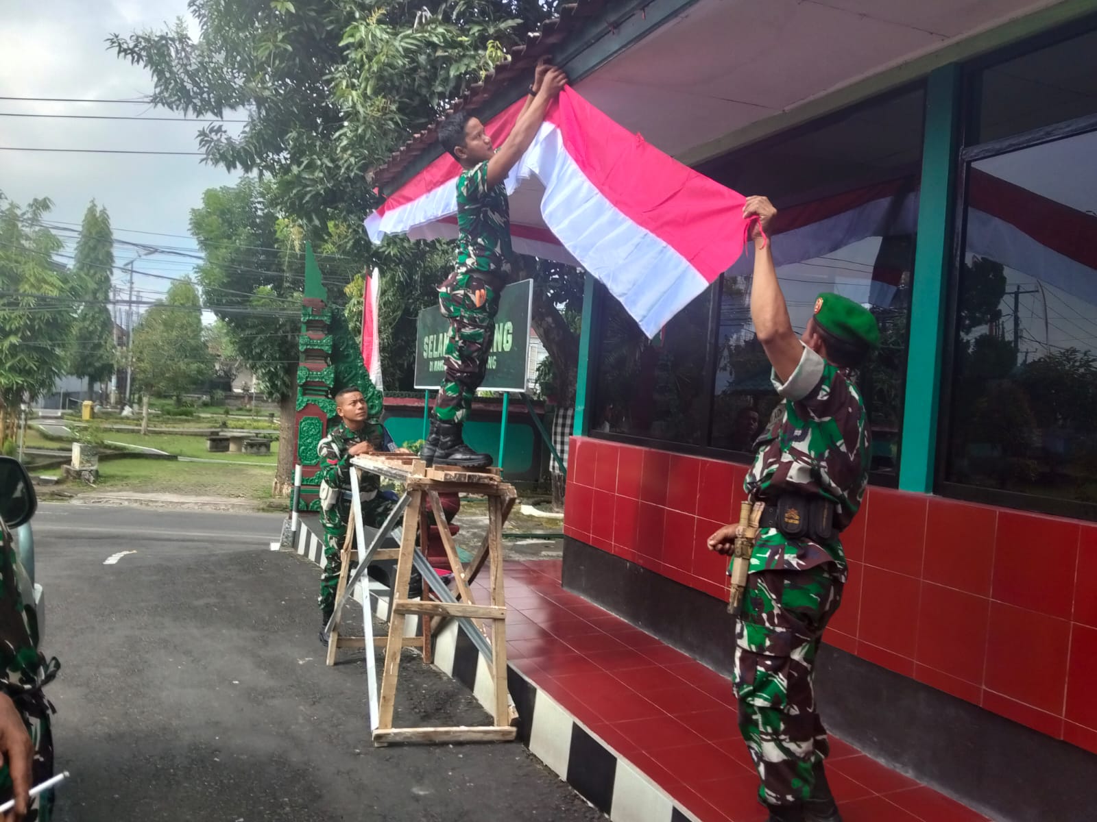Songsong HUT Ke 81 RI, Kodim Klungkung Beserta Jajaran Berbalut Merah Putih