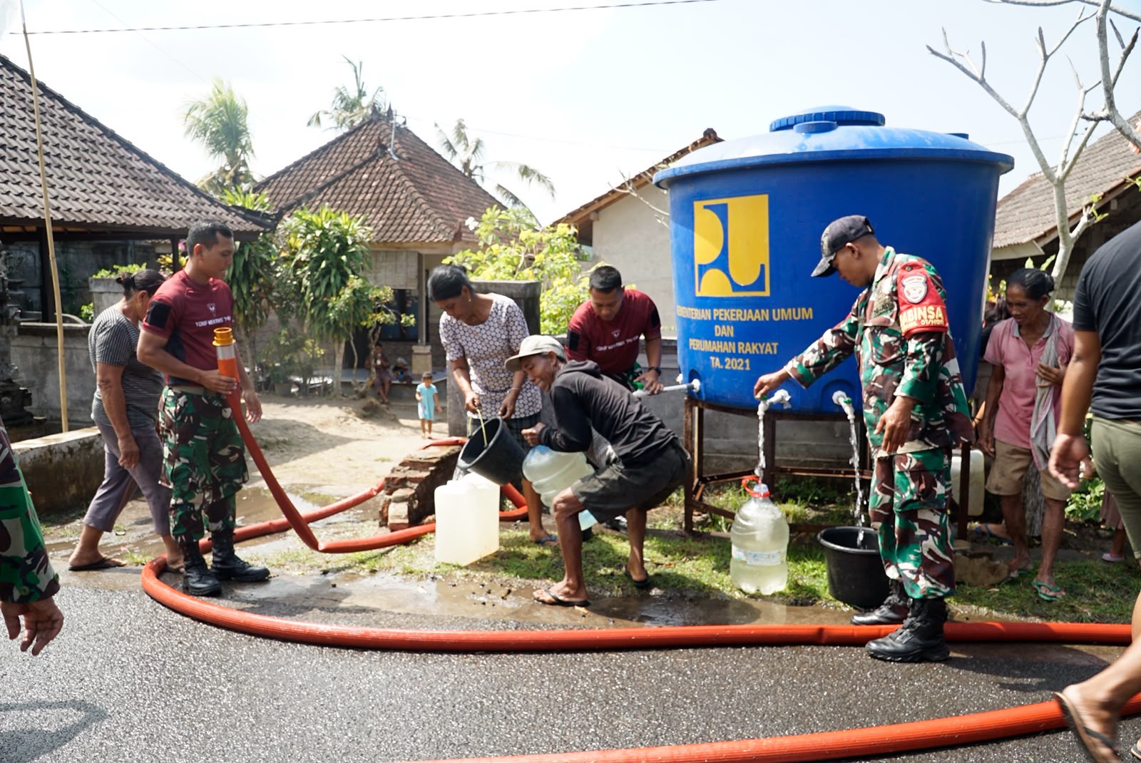 Sinergi Kodim 1617/Jembrana dan Yonif 741/GN Pasok Air Bersih untuk Masyarakat Pancardawa