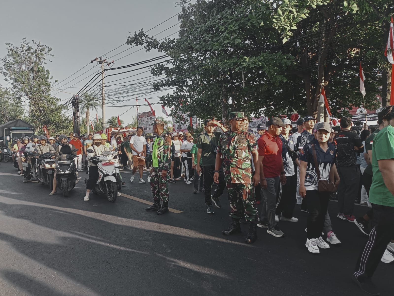 Jalan Sehat HUT ke-81 Kemerdekaan RI di Kecamatan Seririt Berlangsung Semarak, Babinsa Pastikan Keamanan Kegiatan