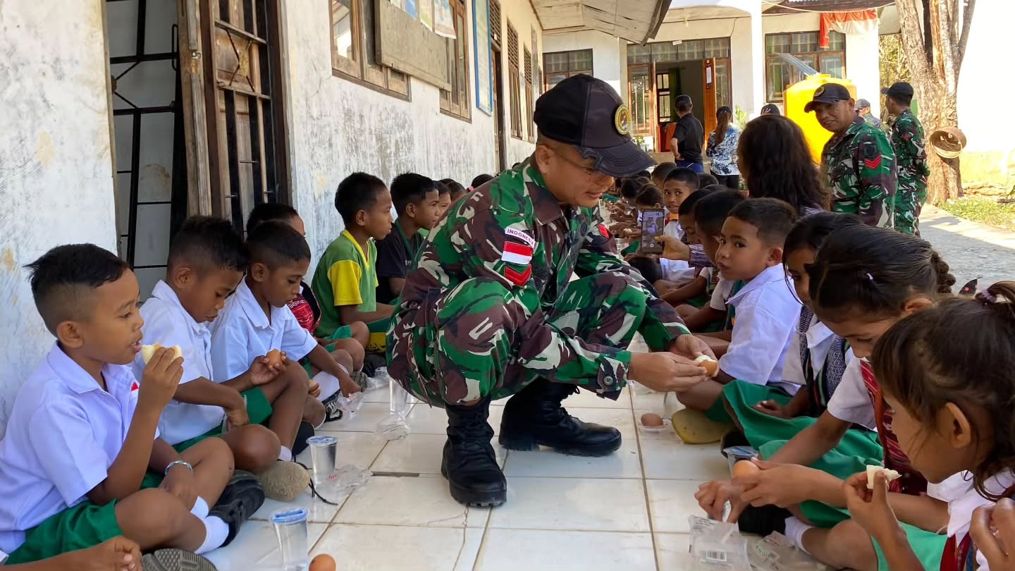Yonarmed 12 Kostrad Dukung Gizi Anak Sekolah Melalui Aksi Peduli di SD Inpres Beitaus