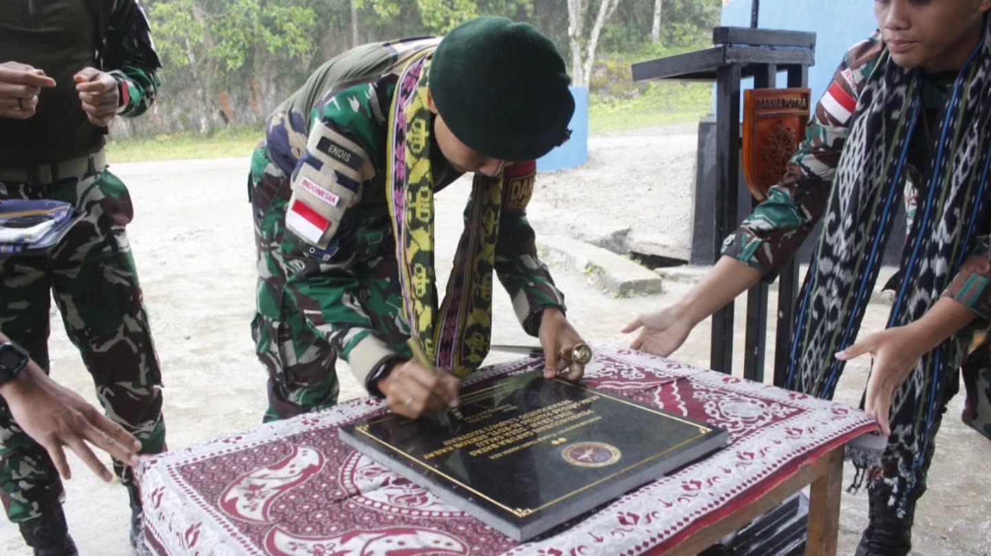 Satgas Pamtas Yonarhanud 2 Kostrad Bangun Gapura Batas Desa Eban–Sallu