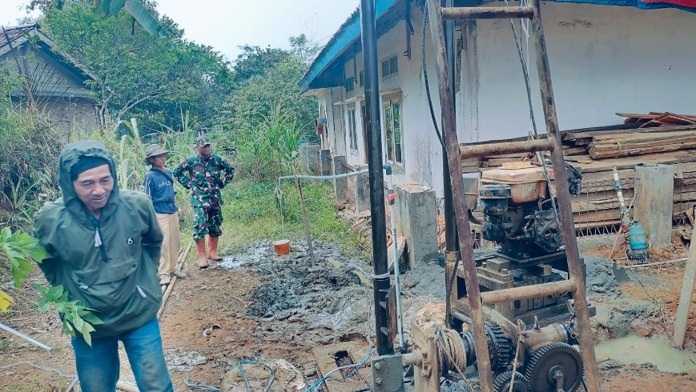 Babinsa Langkapjaya Dampingi Pembangunan Sumur Bor untuk Mendukung Ketersediaan Air Bersih